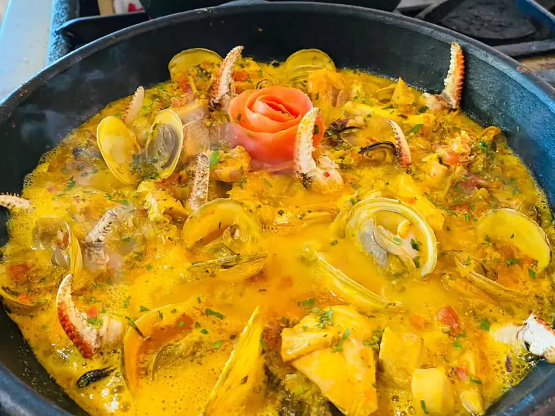Mariscada do Porto Real servida na panela de barro
